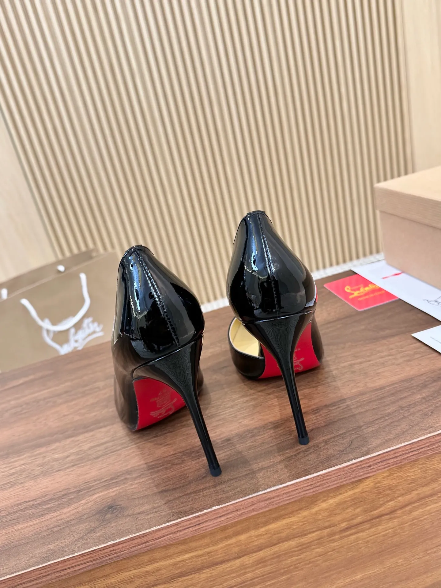 💕💕Factory direct selling price p440💕💕 Genuine leather sole +40 shipped all year round💝Christian Louboutin CL👠 "Imported cow patent leather💎Side hollow series" noble and luxurious, real blingbling👟👟 real materials, all customized by the pattern maker, and the materials are made of original customized materials to achieve the taste of the original 5 color options💍 Upper: Imported 👉cow patent leather💪 Lining: Sheepskin foot pad/lining Size: 34-40.41.42 Heel height: two options: 10.5cm and 8.5cm